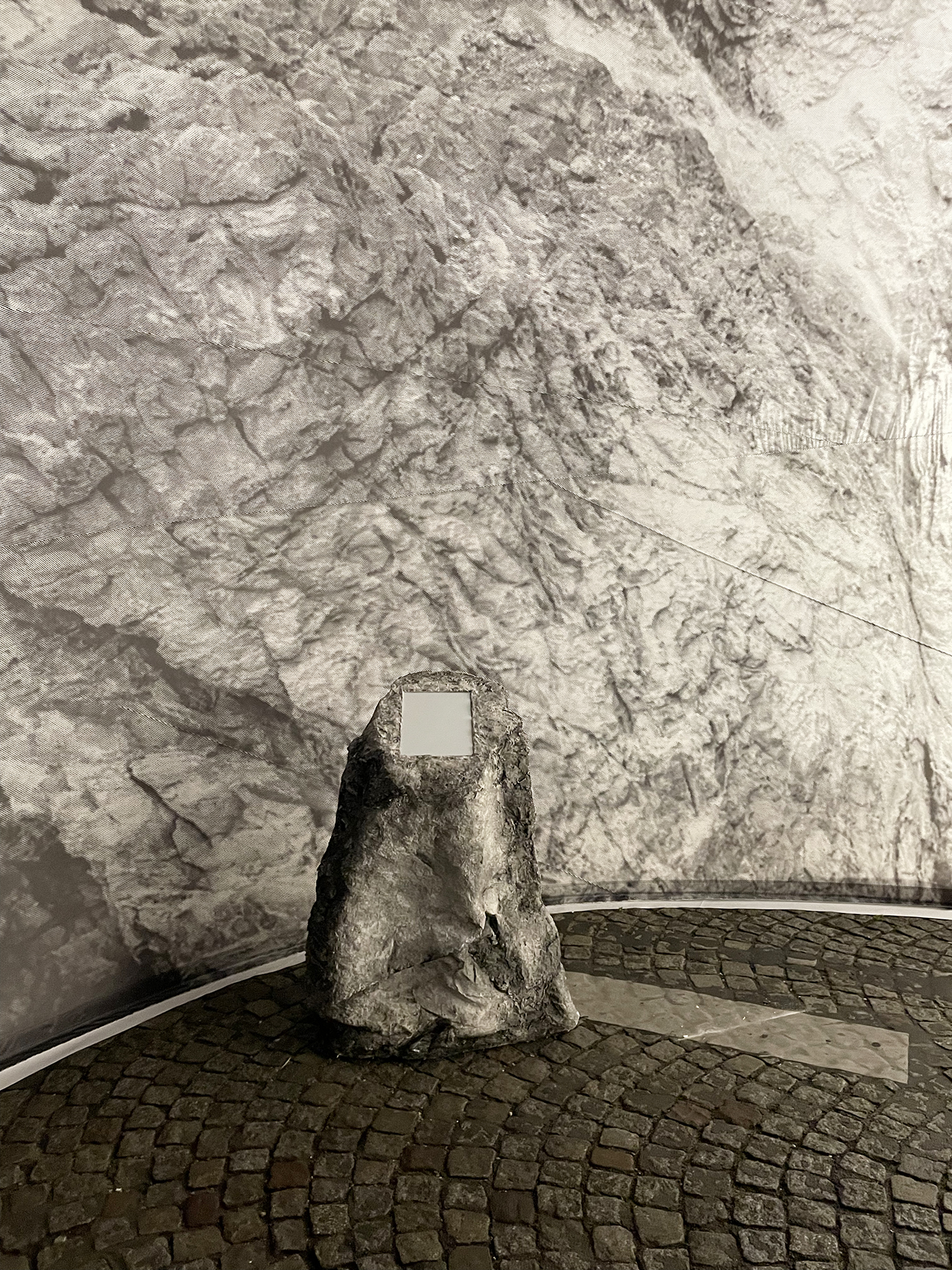 Rochers, caverne du Pont Neuf